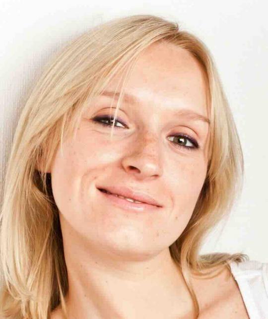 Femme à la peau mature – soin visage anti-âge ayurvédique Joveda