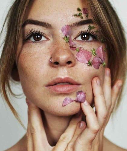 Woman with a radiant complexion – natural Ayurvedic skincare by Joveda made in India