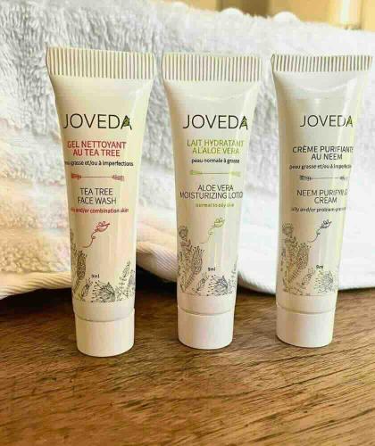 Mini Set Joveda pour peaux à imperfections dans salle de bain – routine visage ayurvédique aux plantes