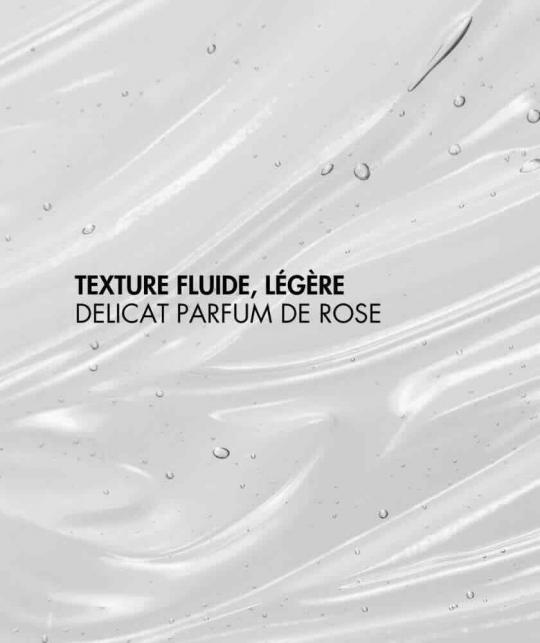 Leichte, flüssige Textur des feuchtigkeitsspendenden Gesichtsserums mit Hyaluronsäure Clémence & Vivien, mit zartem Rosenduft