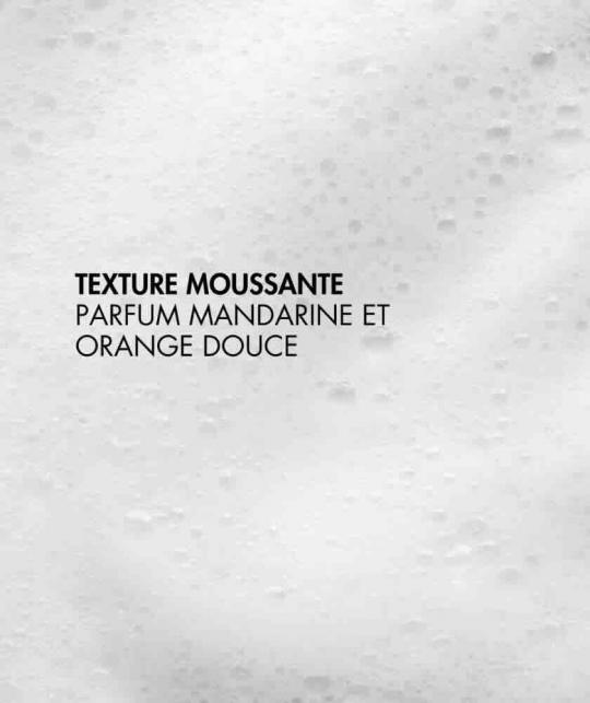 Texture moussante du Gel Nettoyant Illuminant Bio à la Vitamine C Clémence & Vivien, parfum mandarine et orange douce