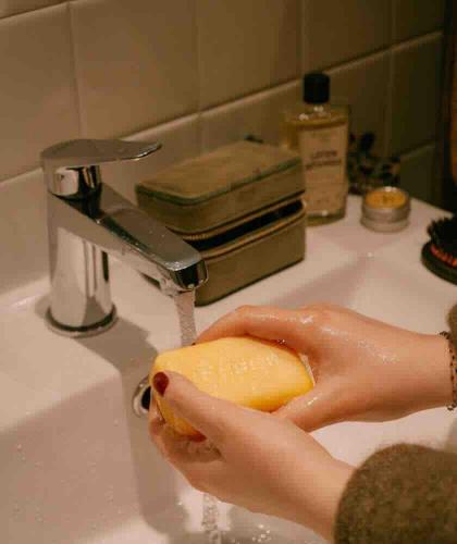 Savon Féret Parfumeur au parfum de miel dans une salle de bain