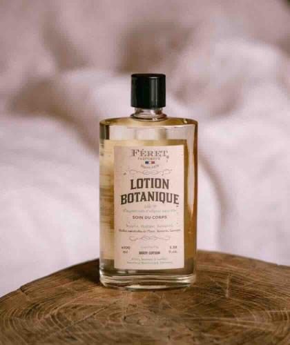 Lotion Botanique Körperöl von Féret Parfumeur, 100% natürlich, in einem natürlichem, hellen Ambiente, hergestellt in Frankreich