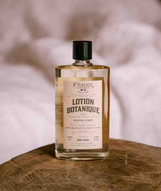 Lotion Botanique Körperöl von Féret Parfumeur, 100% natürlich, in einem natürlichem, hellen Ambiente, hergestellt in Frankreich