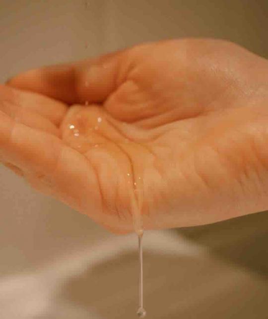 Texture de la Lotion Botanique Féret Parfumeur huile sèche 100% naturelle en gros plan dans une main