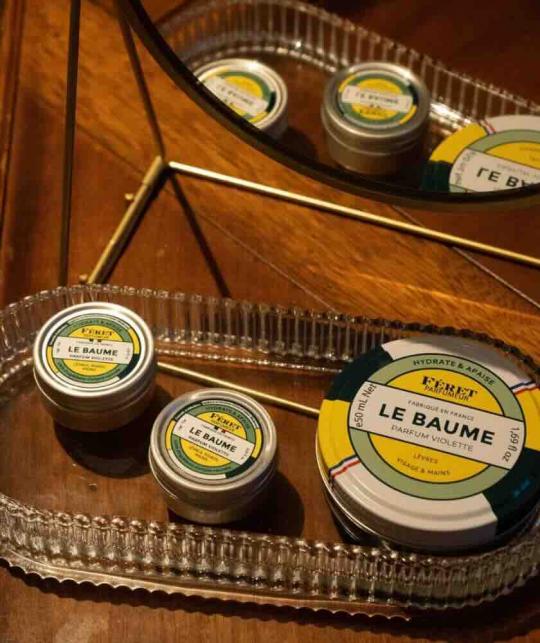 Baume Parfum Violette Féret Parfumeur en grand et petit format dans une ambiance rétro, 100% naturel et fabriqué en France