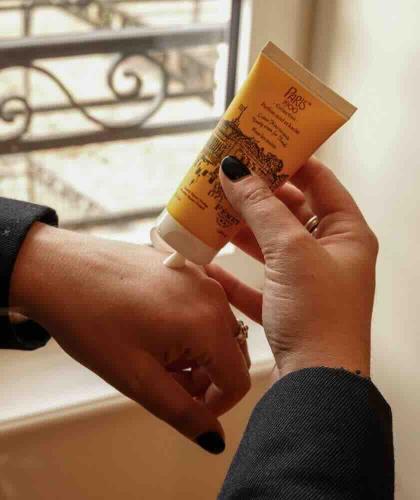 Féret Parfumeur Hand- und Fußcreme – seidige Textur in einem Ambiente im Stil der Belle Époque