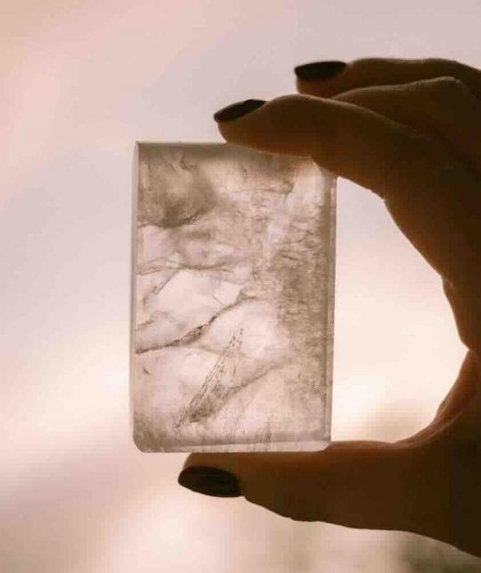 Nahaufnahme des Féret Parfumeur Bloc Hyalin, leicht durchscheinender natürlicher Alaunstein mit marmorierter Optik