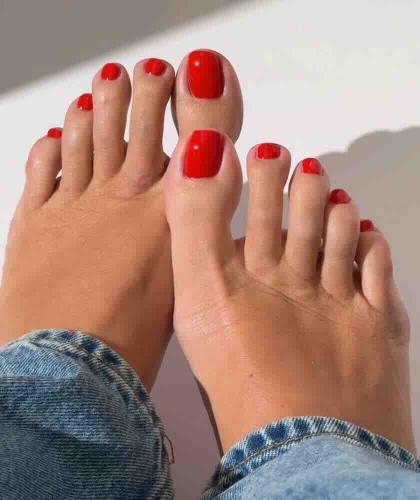 Pédicure avec le vernis rouge coquelicot Poppy Red Green Manucurist