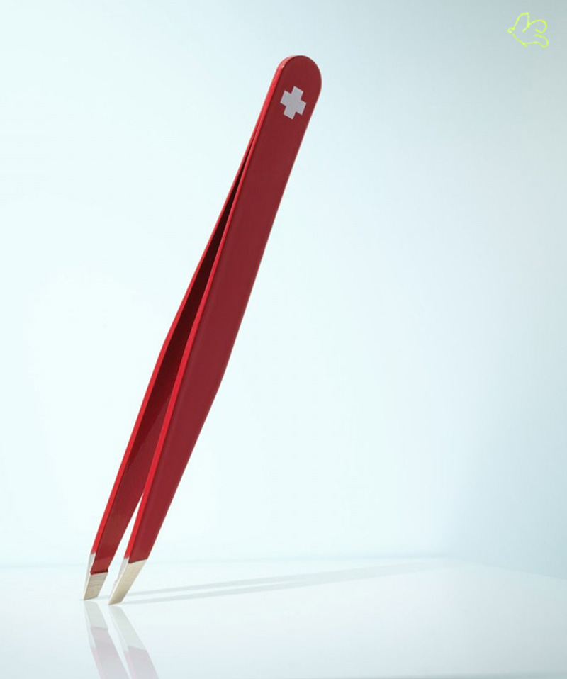 Pince à Épiler Classic mors biais Rouge avec Croix Suisse, précision des pointes, idéal pour l'épilation des sourcils- fabrication artisanale en Suisse - l'Officina Paris