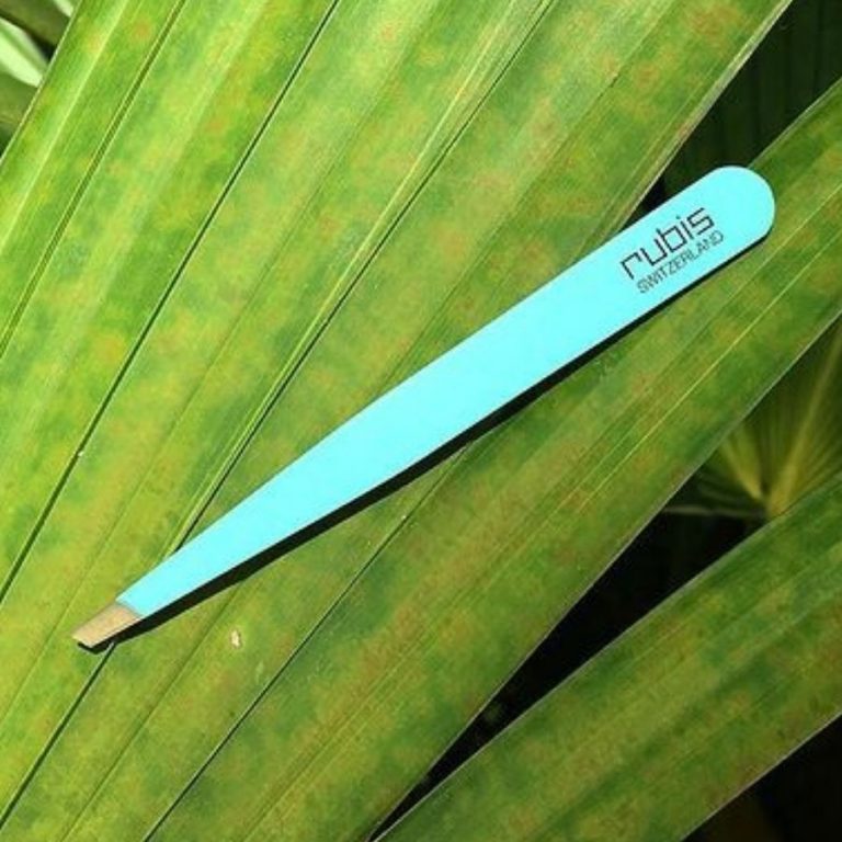 Pince à Epiler Rubis Switzerland - haute précision, fabrication artisanale en Suisse - idéal pour l'épilation des sourcils. Disponible à l'Officina Paris