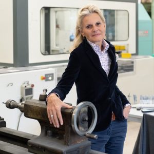 Portrait de Fides Baldesberger, PDG de Rubis Switzerland, manufacture outils de beauté, pinces à épiler haute précision - fabrication artisanale en Suisse