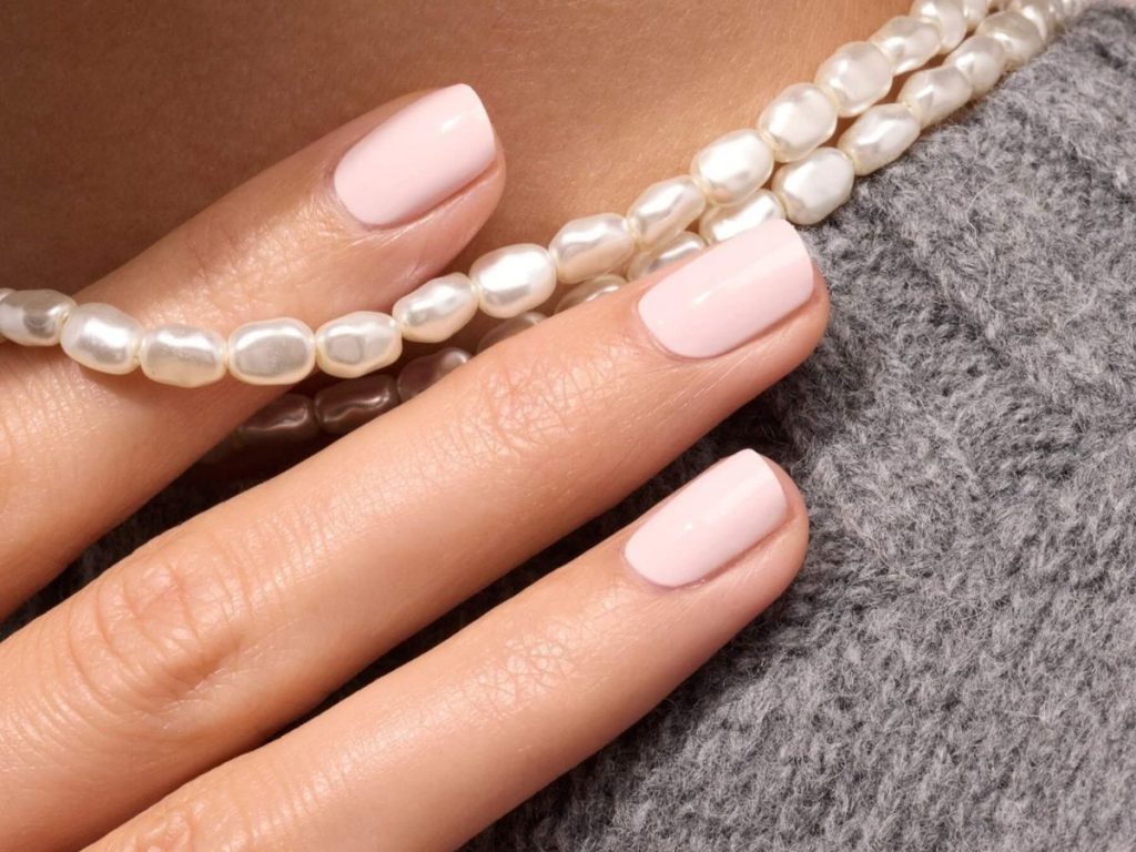 Manucure avec vernis Green Blossom Manucurist rose pâle crémeux opaque pour ongles printaniers