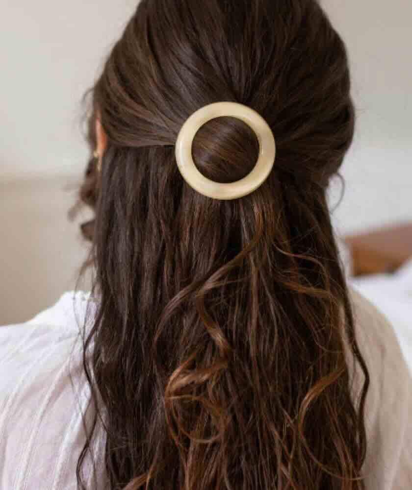 Barrette ronde ivoire BACHCA – accessoire cheveux élégant et naturel 