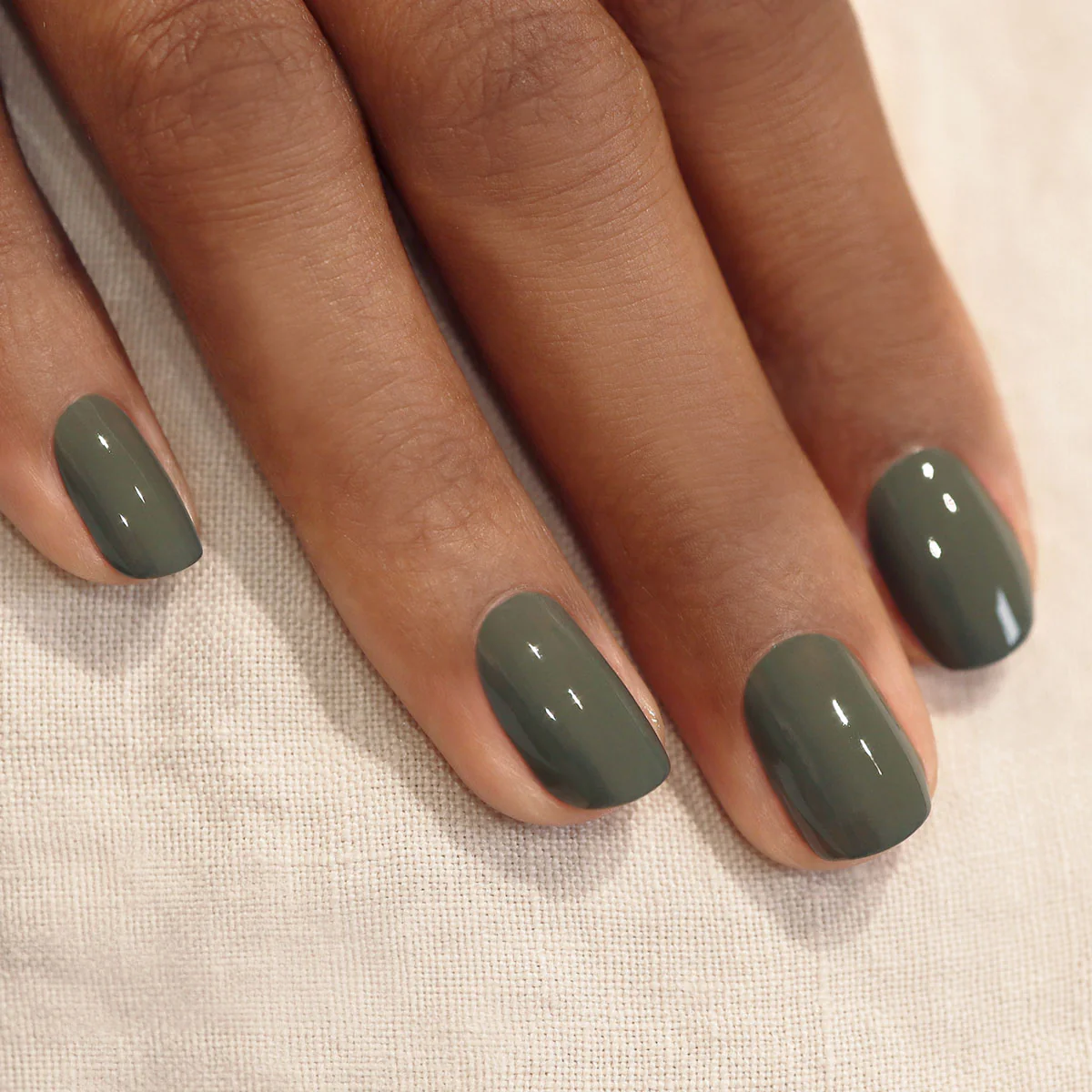 Vernis Khaki Green MANUCURIST - les essentiels beauté de l'automne l'Officina Paris