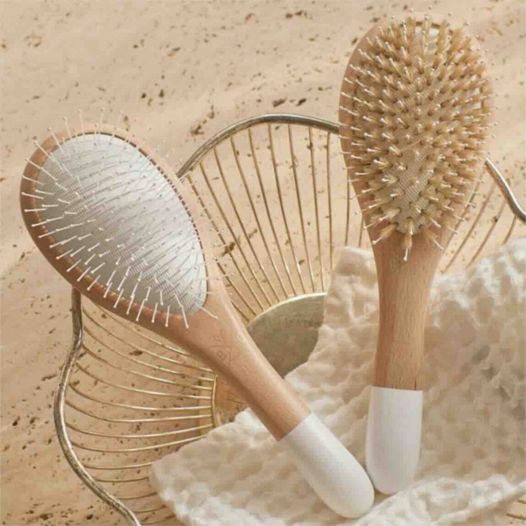 Comment prendre soin de ses cheveux naturellement en été - Brosses à cheveux en bois BACHCA boutique en ligne l'Officina Paris