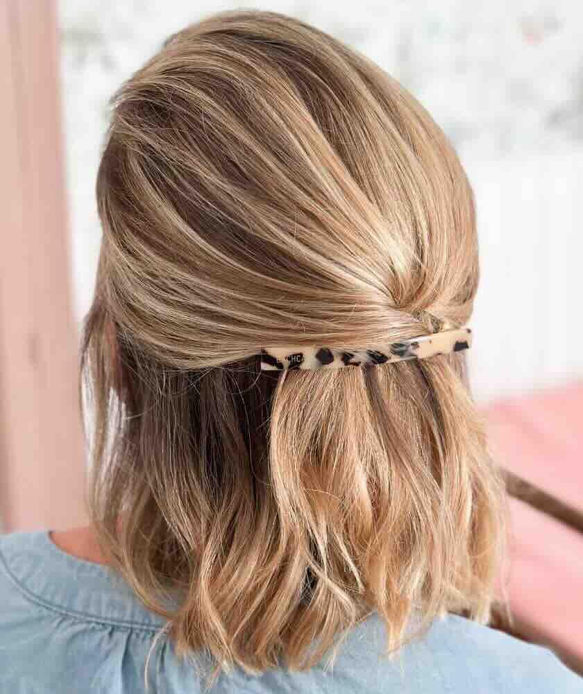 Barrette longue BACHCA Écaille portée dans les cheveux en demi-queue