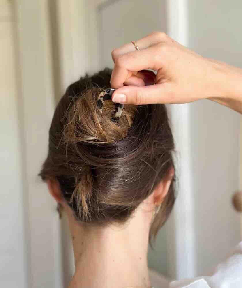 Pic à chignon BACHCA Écaille porté dans un chignon, vue de dos