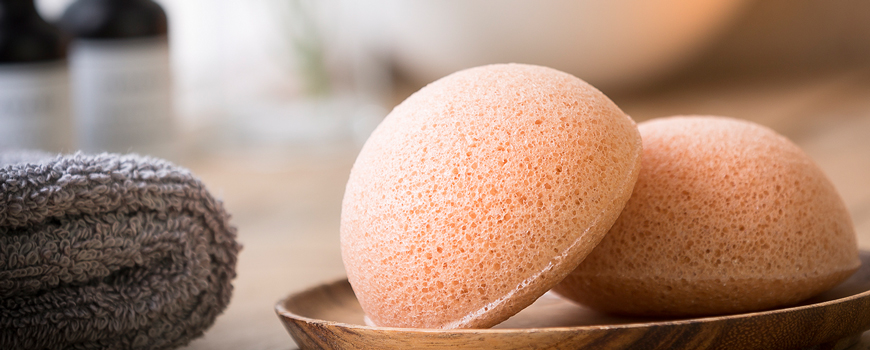 Konjac Sponge co. Eponge Konjac naturelle l'argile rose peau sensible fatiguée teint terne cosmétique végétal naturel beauté plantes racine certifié exfolier visage doux